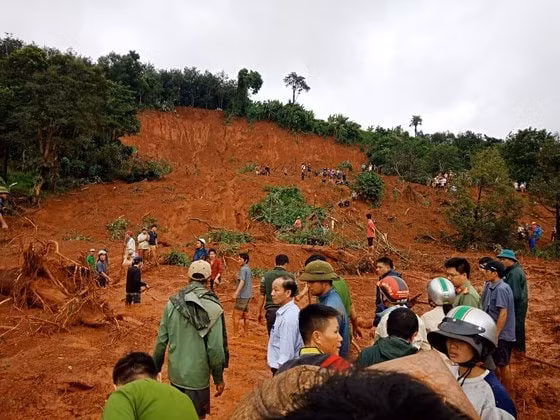 Lực lượng chức năng đang khẩn trương tìm kiếm các nạn nhân bị mất tích.