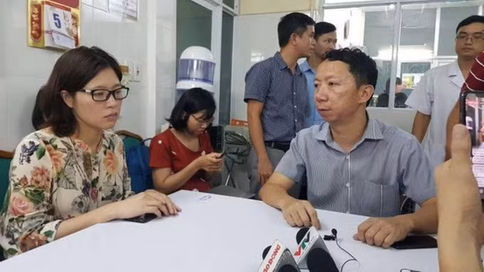 Phụ huynh cháu bé tử vong thất thần tại bệnh viện, cho rằng trường Gateway thông tin sai sự thật.