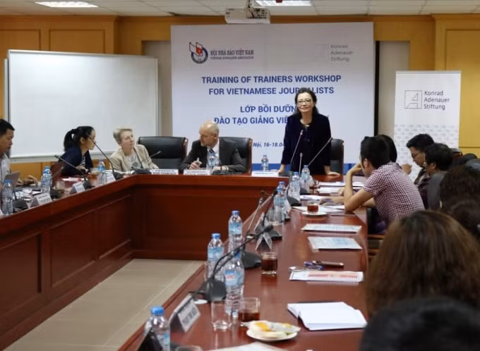 PGS.TS Đinh Thị Thúy Hằng - Giám đốc Trung tâm Bồi dưỡng nghiệp vụ báo chí – Hội Nhà báo Việt Nam phát biểu khai giảng tại khóa “Đào tạo giảng viên” do Trung tâm BDNVBC phối hợp với Tổ chức ActionAid tổ chức tại Hà Nội.