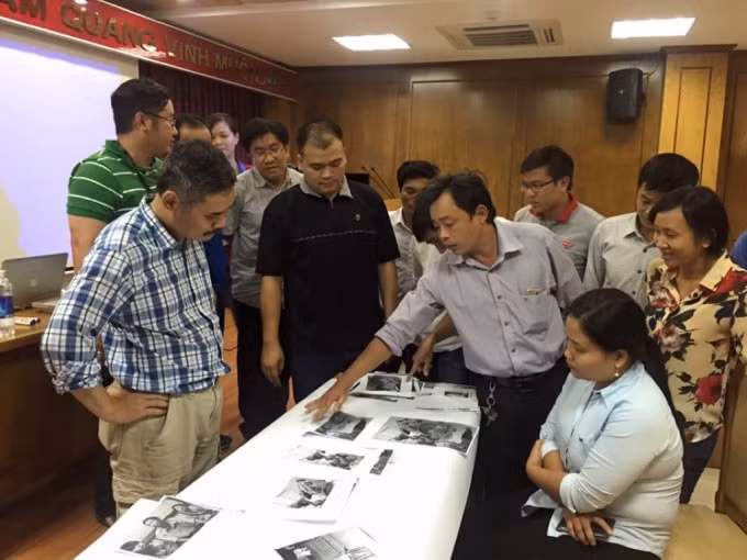 Họa sĩ Phạm Hoài Thanh - Giám đốc Công ty Truyền thông Ngày mới hướng dẫn học viên làm bài tập thực hành trong khóa bồi dưỡng “Phát hiện và thể hiện đề tài ảnh báo chí” tại TP. HCM.