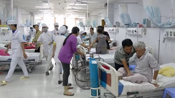 Nhiều bệnh viện, cơ sở y tế đang thiếu hụt bác sĩ trầm trọng. Ảnh minh họa