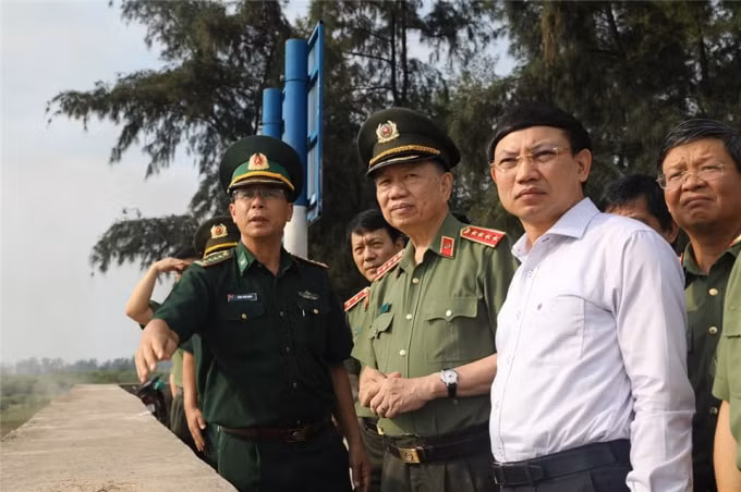 Đại tướng Tô Lâm khảo sát thực tế Vành đai biên giới tại TP. Móng Cái. Ảnh BCA