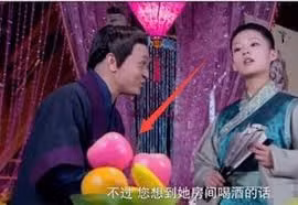 Nhìn qua cũng biết trên đĩa là hoa quả giả.