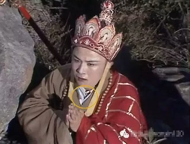 Đường Tăng vô tình để lộ cổ áo sơ mi, trang phục đến từ thời hiện đại.
