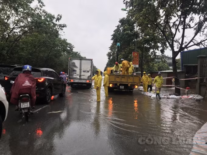 Công nhân môi trường đang cố gắng khắc phục những điểm ngập sâu, hướng dẫn người tham gia giao thông