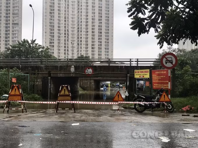 Nhiều hầm chui dân sinh bị ngập nặng đã được rào chắn