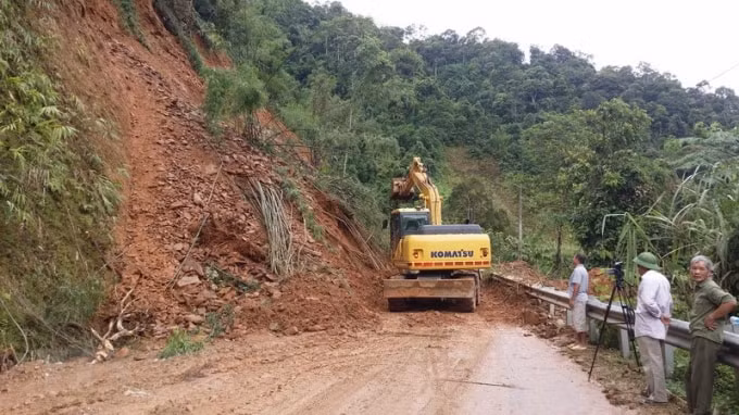 Bảo đảm an toàn giao thông đường bộ trong mùa mưa bão 2019. Ảnh: TL