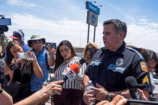 Ông Robert Gomez - đại diện Sở cảnh sát El Paso trả lời truyền thông về vụ việc. Ảnh: AFP.
