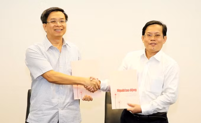 Ôngg Nguyễn Hoàng Long, Tổng Biên tập Báo Hànộimới và ông Tô Đình Tuân, Tổng Biên tập Báo Người lao động ký hợp tác giữa hai đơn vị. Ảnh: PV
