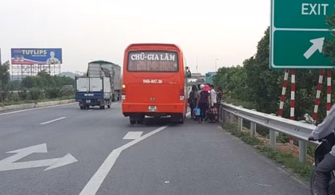 Tổng cục đường bộ Việt Nam đề nghị mở đợt cao điểm xử lý nghiêm những vi phạm dừng, đỗ xe trên đường cao tốc. Ảnh: TL
