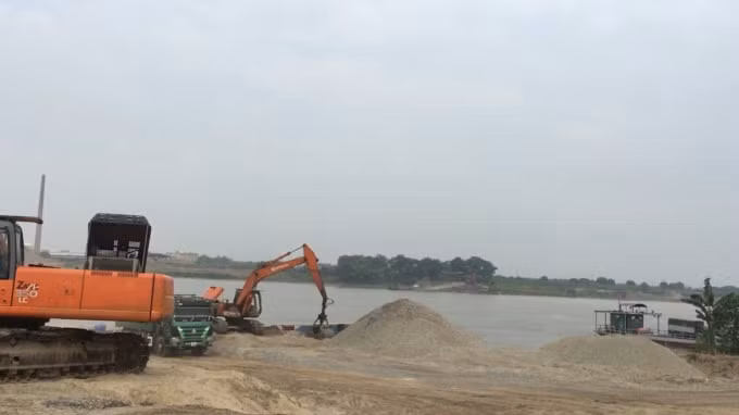 Khu vực bến bãi của Công ty TNHH Thương Mại và Dịch vụ Vi Thành bên cạnh bến đò Vườn Chuối vẫn đang hoạt động tấp nập.