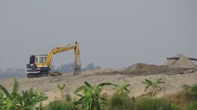 Những núi cát vẫn được Công ty TNHH Xuân Hồng chất cao ven sông Hồng trong mùa mưa bão tại huyện Kim Động.