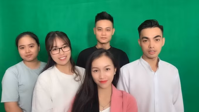Nhóm phóng viên thực hiện loạt bài Vạch trần thủ đoạn dàn cảnh móc túi gần cổng bệnh viện Bạch Mai.