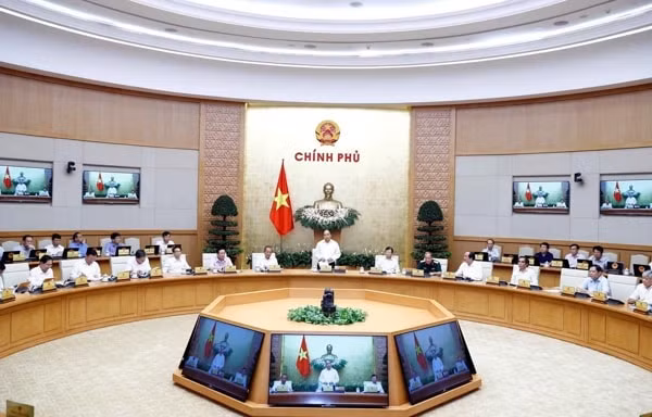 Thủ tướng Nguyễn Xuân Phúc chủ trì phiên họp thường kỳ tháng 7 Chính phủ. Ảnh: TTXVN