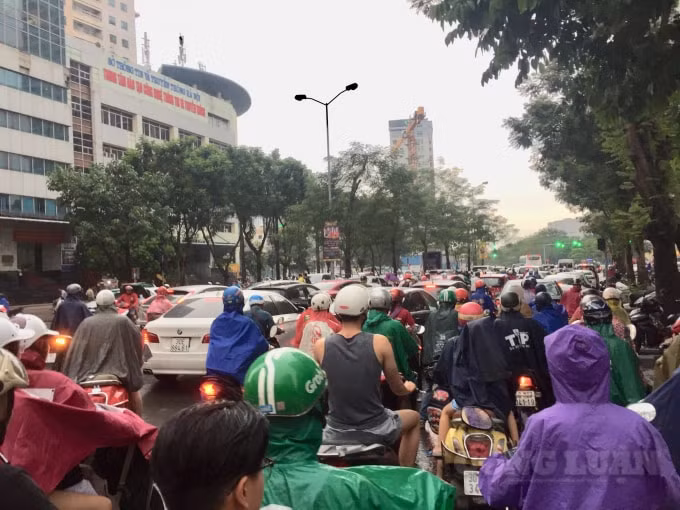 Mưa lớn ảnh hưởng nghiêm trọng đến việc di chuyển của người dân, ùn tắc giao thông xảy ra tại một số khu vực