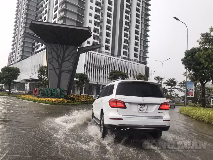 Khu vực đường gom Vành đai 3 (đoạn xuống cầu Thanh Trì) đã xảy ra ngập nặng kéo dài