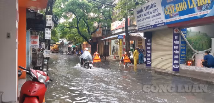 Mưa lớn khiến nhiều tuyến đường phố của Hà Nội bị ngập sâu