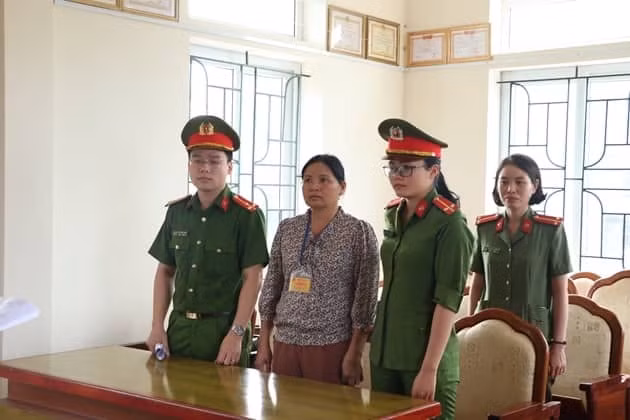 Cơ quan cảnh sát điều tra đọc lệnh bắt tạm giam đối với Hoàng Thị Hậu