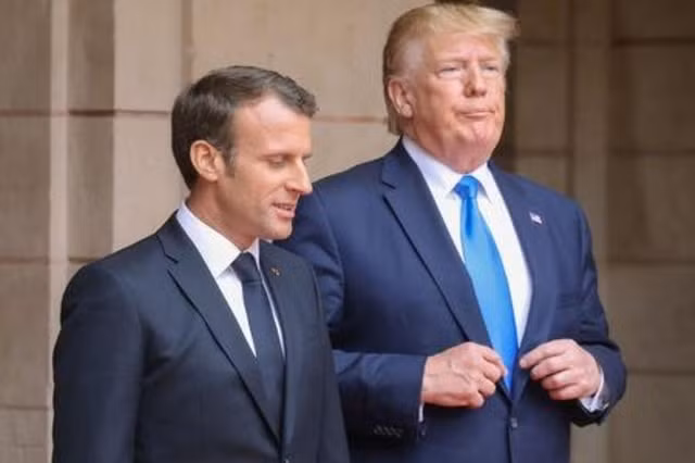 Tổng thống Mỹ Donald Trump (phải) và người đồng cấp Pháp Emmanuel Macron. Ảnh: Reuters