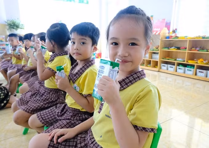 Mục tiêu quan trọng của Chương trình Sữa học đường là cải thiện dinh dưỡng cho trẻ, tập trung vào giải pháp uống sữa nhằm đảm bảo cung cấp protein, canxi, vitamin D...