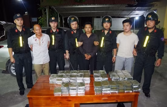 Các đối tượng và số ma túy bị lực lượng chức năng thu giữ. Ảnh: Công an cung cấp