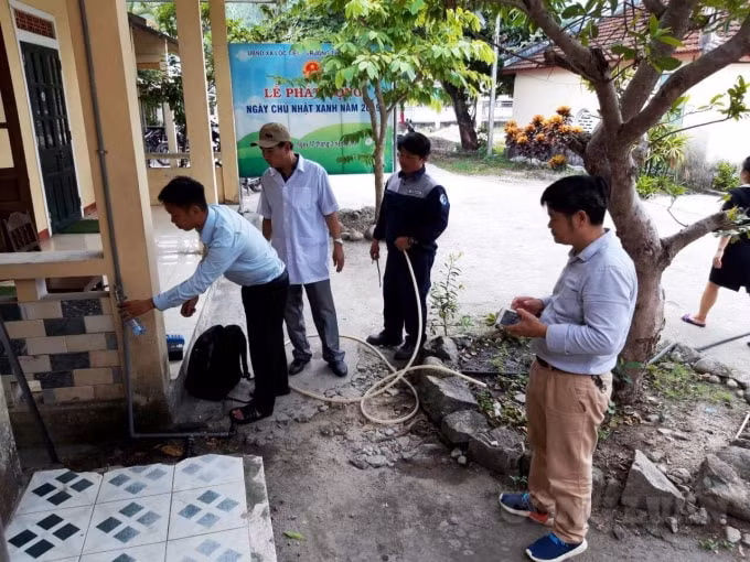 Cán bộ kỷ thuật thường xuyên kiểm tra các chỉ tiêu về chất lượng nguồn nước.