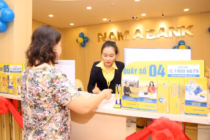 Một trong những khách hàng giao dịch đầu tiên tại Nam A Bank Tân Biên.