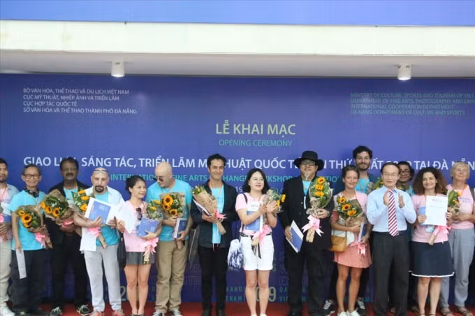 Triển lãm với sự tham gia của 19 họa sĩ quốc tế và 6 họa sĩ Việt Nam đến từ 15 quốc gia trên thế giới . Ảnh: dulịch.vn