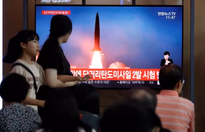 Thông tin Triều Tiên thử tên lửa trên sóng truyền hình Hàn Quốc. Ảnh: Reuters.