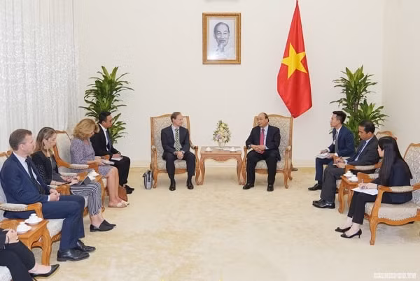 Thủ tướng Nguyễn Xuân Phúc tiếp Đại sứ, Trưởng Phái đoàn Liên minh châu Âu tại Việt Nam, ông Bruno Angetlet đến chào từ biệt. Ảnh: VGP