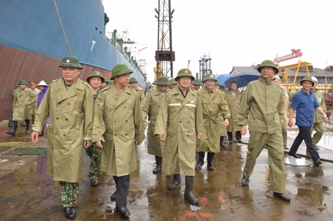 Phó Thủ tướng Trịnh Đình Dũng kiểm tra cảng tránh trú bão tại Nhà máy Đóng tàu Hạ Long. Ảnh: VGP