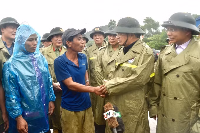 Phó Thủ tướng thăm bà con tại khu tái định cư và tránh trú bão Hà Phong, Hạ Long. Ảnh: VGP