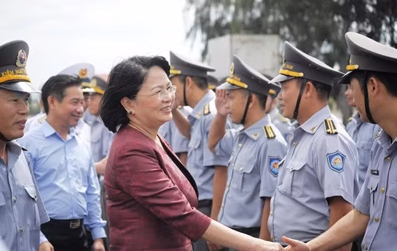Phó Chủ tịch nước Đặng Thị Ngọc Thịnh thăm lực lượng Kiểm ngư Việt Nam tại Vùng 4 Hải quân. Ảnh: Văn Ngọc