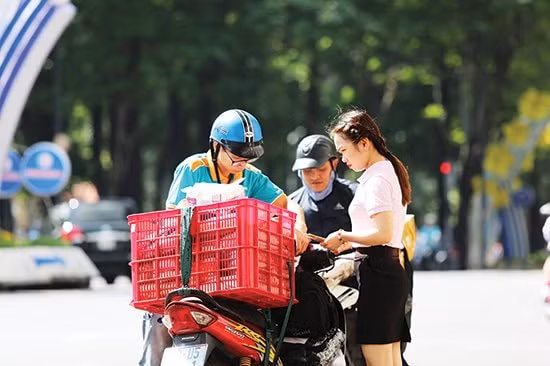 Với sự phát triển mạnh mẽ của thương mại điện tử, tốc độ thay đổi nhanh của công nghệ, các doanh nghiệp bán lẻ cần phải có chiến lược phát triển mới để có thể giành phần thắng trên thương trường. (Ảnh minh họa)