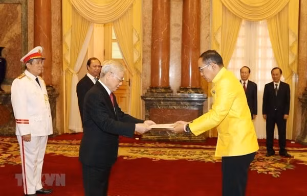 Đại sứ Đặc mệnh toàn quyền Vương quốc Thái Lan tại Việt Nam Tanee Sangrat trình Quốc thư lên Tổng Bí thư, Chủ tịch nước Nguyễn Phú Trọng. Ảnh: TTXVN