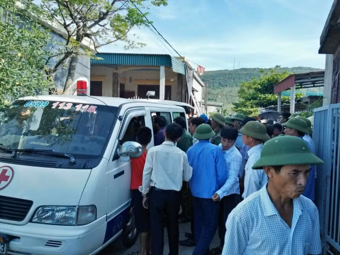 Gia đình đưa các em về mai táng