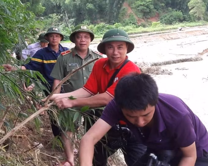 Ông Nguyễn Hải Trung, Giám đốc Công an tỉnh Thanh Hóa cũng vào Sa Ná để thăm hỏi, động viên bà con nơi đây