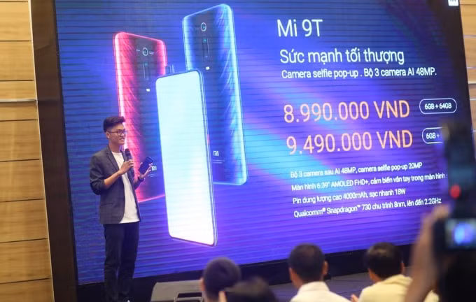 MI 9T có ba màu sắc đỏ rực lửa, xanh cực quang và đen carbon.
