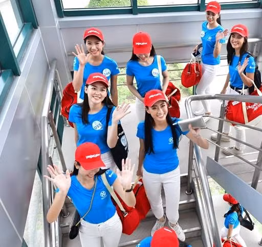 Hoa hậu Lương Thùy Linh (giữa) và Á hậu 2 Nguyễn Tường San (bên trái) luôn sẵn sàng trên hành trình bay cùng Vietjet tới vòng chung kết tại Đà Nẵng.