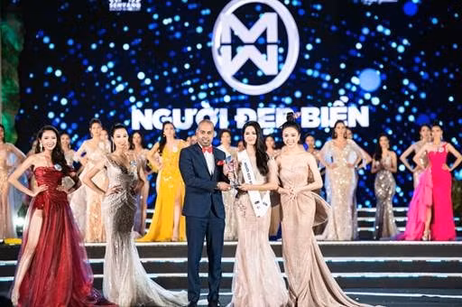 Nguyễn Thị Thu Phương xuất sắc nhận danh hiệu “Người đẹp Biển” từ Đại diện hãng hàng không thế hệ mới Vietjet. Thu Phương sẽ có một năm bay miễn phí trên tất cả các chặng bay nội địa của Vietjet.