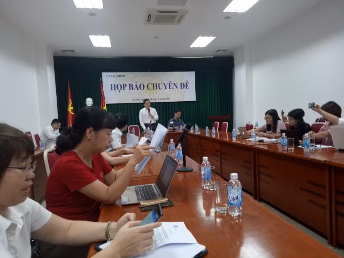 Cục tài chính doanh nghiệp (Bộ tài chính) trả lời báo chí tại buổi họp báo. Ảnh: Lương Minh