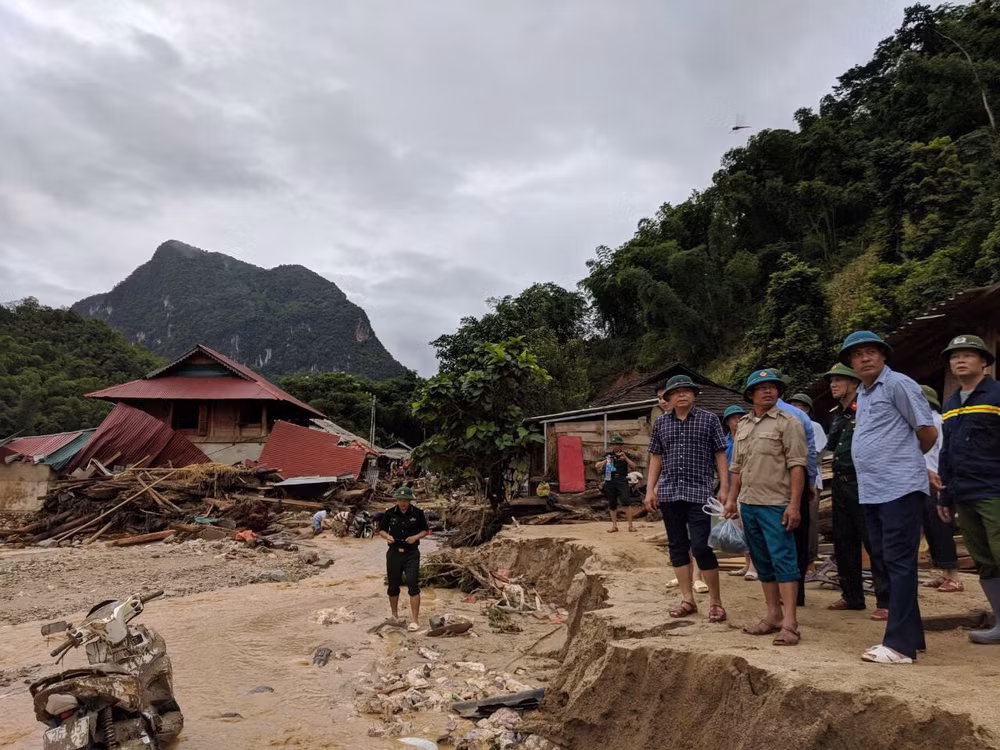 Thứ trưởng Bộ NN&PTNT Nguyễn Hoàng Hiệp chỉ đạo công tác ứng phó và khắc phục hậu quả mưa lũ tại huyện Quan Sơn, tỉnh Thanh Hóa. (Ảnh: BCĐ TƯ về PCTT)