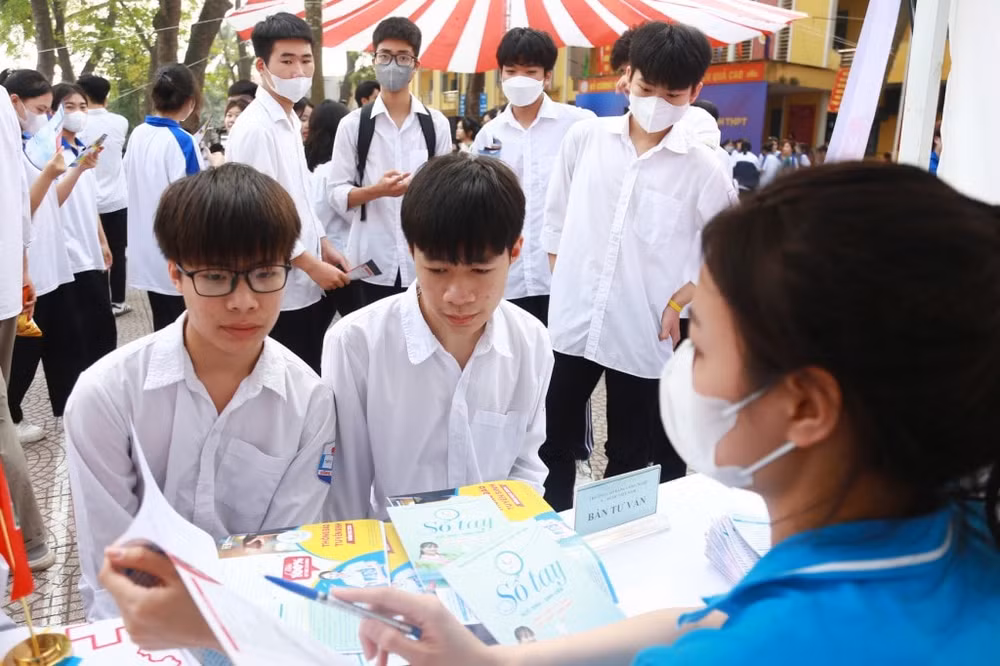hon 1000 hoc sinh duoc tu van chon nganh nghe luat kinh te hinh 4