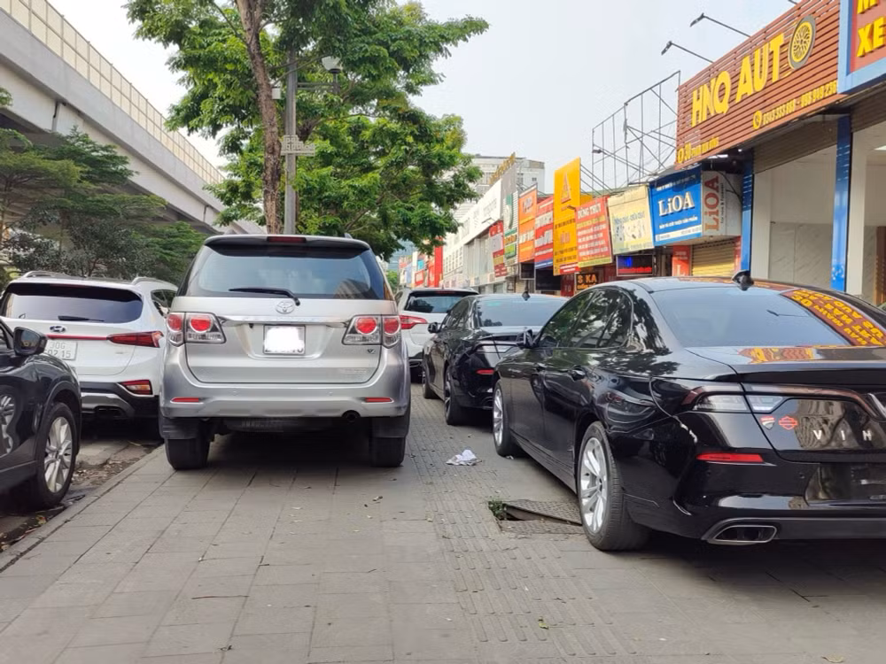ha noi nhieu showroom o to lan chiem via he long duong thanh cua rieng hinh 1