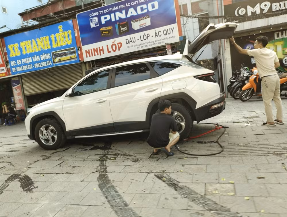 ha noi nhieu showroom o to lan chiem via he long duong thanh cua rieng hinh 3