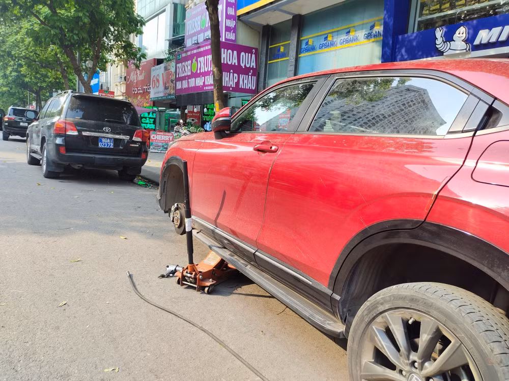 ha noi nhieu showroom o to lan chiem via he long duong thanh cua rieng hinh 4