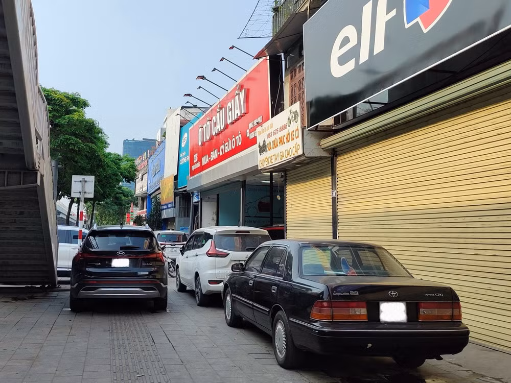 ha noi nhieu showroom o to lan chiem via he long duong thanh cua rieng hinh 2