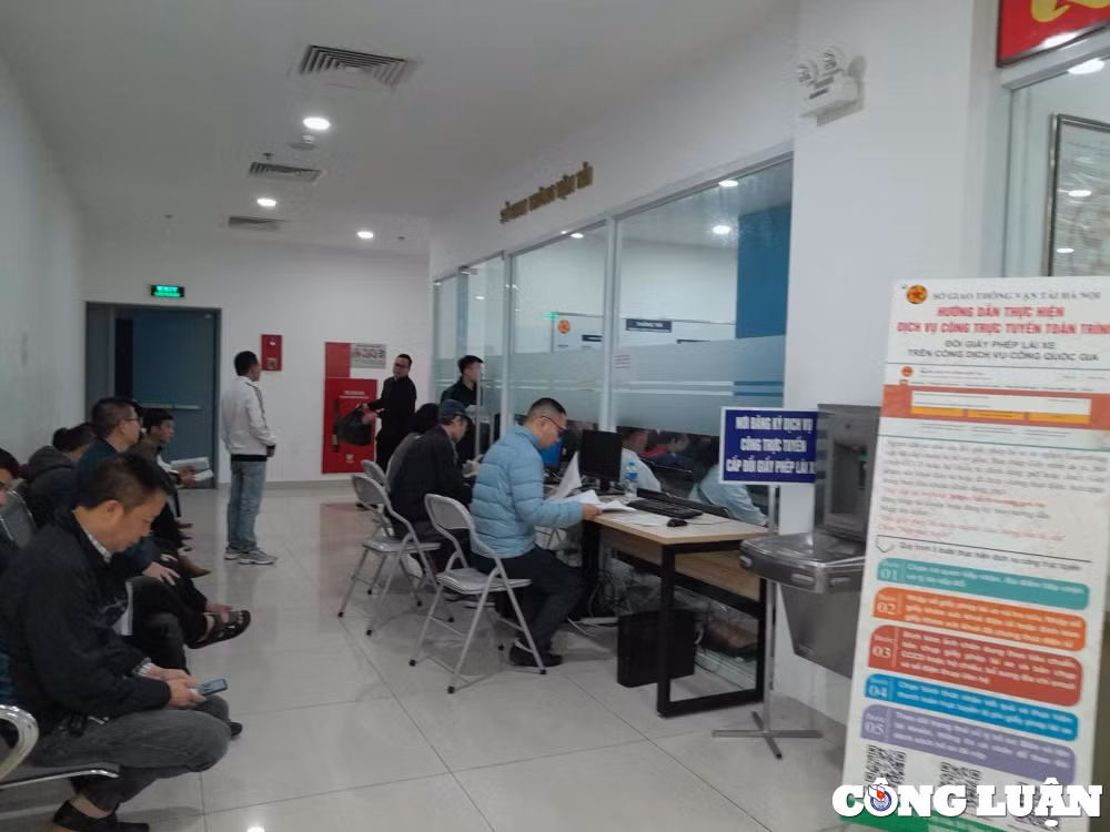 ha noi nguoi dan lam thu tuc cap doi gplx tai ubnd cap huyen da duoc uy quyen hinh 1