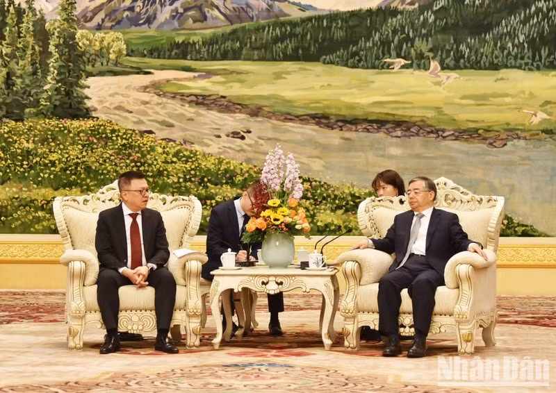 dong chi le quoc minh dan dau doan dai bieu bao nhan dan tham va lam viec tai trung quoc hinh 1