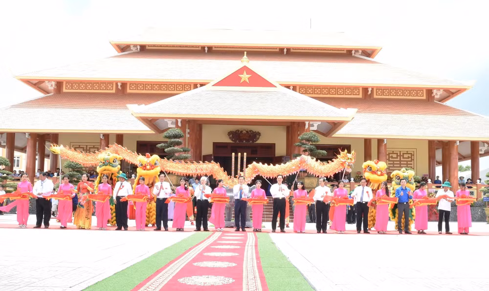 den tho anh hung liet si tuyen duong 1c bieu trung de giao duc truyen thong yeu nuoc chu nghia anh hung cach mang hinh 2